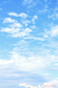 Ciel bleu lumineux illustrant la clarté et l’apaisement apportés par une pause consciente dans le couple