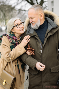 Couple mature marchant ensemble illustrant la complicité et le ralentissement dans la relation après 40 ans