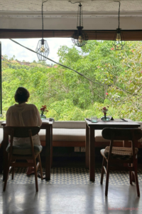 Intérieur calme avec deux tables et une chaise vide illustrant une pause et un moment de recul dans le couple lors d’une tension